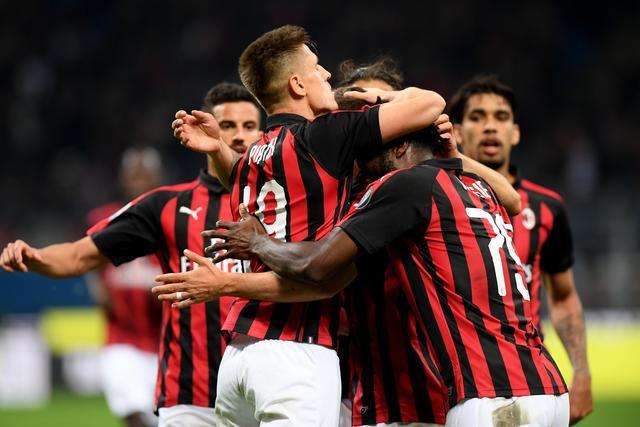 江南体育平台- 卡利亚里老将托蒂现身看台，球迷高呼传奇之名  